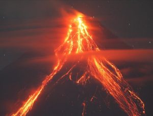 Mayon Yanardağı’ndaki lav akıntıları 2,5 kilometre mesafeye ulaştı