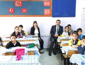 Milli Eğitim Bakanı Tekin, Cumhuriyet İlkokulu’nda öğrenci ve öğretmenlerle buluştu