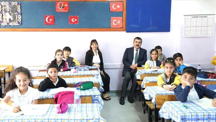 Milli Eğitim Bakanı Tekin, Cumhuriyet İlkokulu’nda öğrenci ve öğretmenlerle buluştu