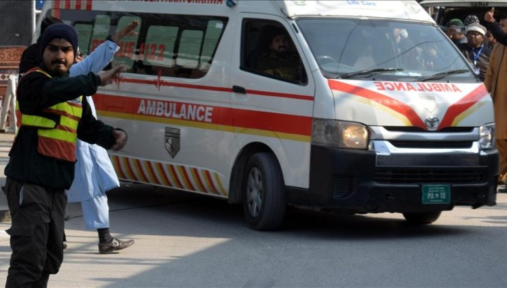 Pakistan’da polis merkezine bombalı saldırıda bir emniyet mensubu yaralandı