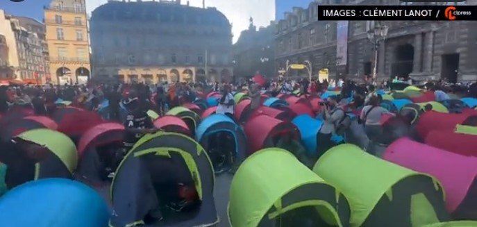 Mülteciler Paris’i işgal etti