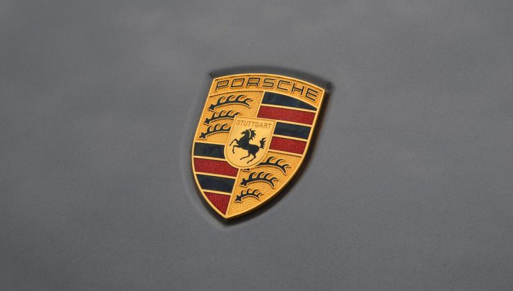 Porsche logosunu değiştirdi