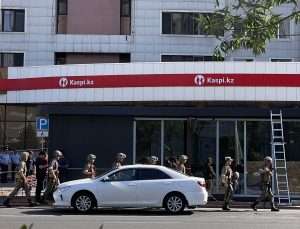 Kazakistan’da rehin alınan banka çalışanları kurtarıldı