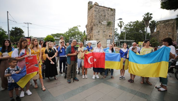 Antalya’da yaşayan Ukraynalılar, Rusya’nın saldırılarına tepki gösterdi