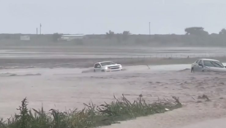 Texas’ta sel: Yol nehre döndü