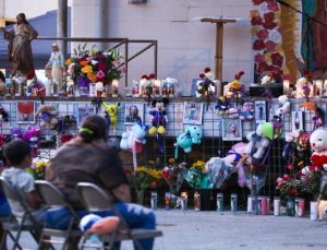 Teksas valisi, göçmenleri Los Angeles’a gönderdi