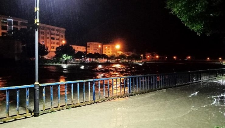 Samsun’da yağışlar nedeniyle Terme Çayı taştı