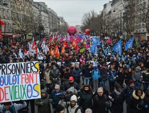 Fransa’da emeklilik yaşını yükselten reforma karşı ülke genelinde protestolar düzenleniyor