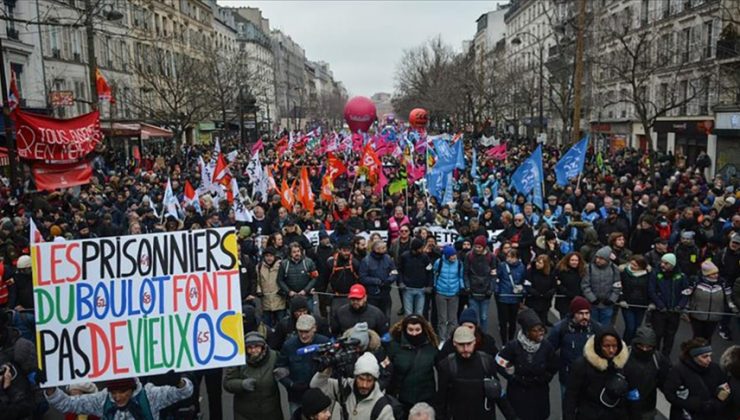 Fransa’da emeklilik yaşını yükselten reforma karşı ülke genelinde protestolar düzenleniyor
