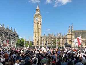 İngiltere’de pratisyen hekimler maaşları ve çalışma şartlarını protesto etti