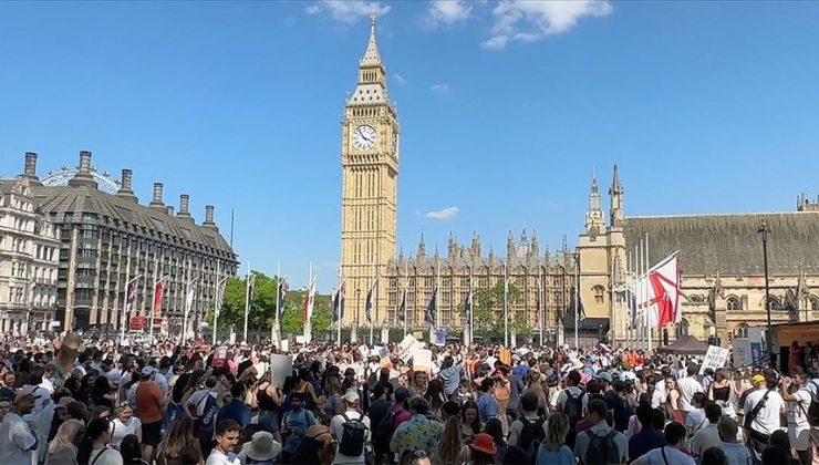 İngiltere’de pratisyen hekimler maaşları ve çalışma şartlarını protesto etti