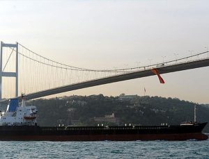 İstanbul Boğazı’na Galatasaray bayrağı