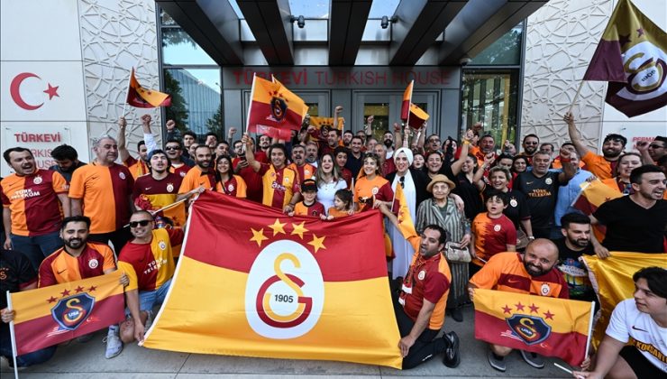 New York’ta Galatasaray taraftarları şampiyonluğu kutladı