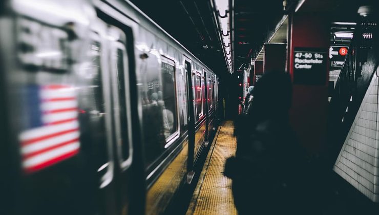 Brooklyn metrosunda dehşet, bıçaklanarak öldürüldü