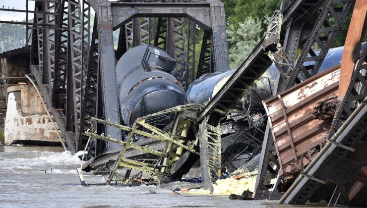 Montana’da raydan çıkan tren tehlike saçtı