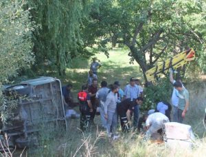Tarım işçilerini taşıyan minibüs devrildi: 7 ölü, 14 yaralı