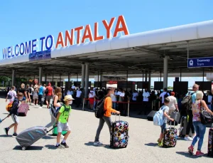 Antalya Havalimanı’ndan yeni rekor: Bir günde 99 bin 149 yolcu geldi
