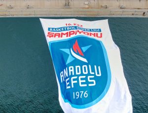Anadolu Efes bayrakları İstanbul Boğazı’nda