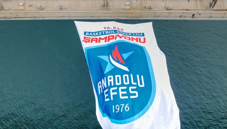 Anadolu Efes bayrakları İstanbul Boğazı’nda