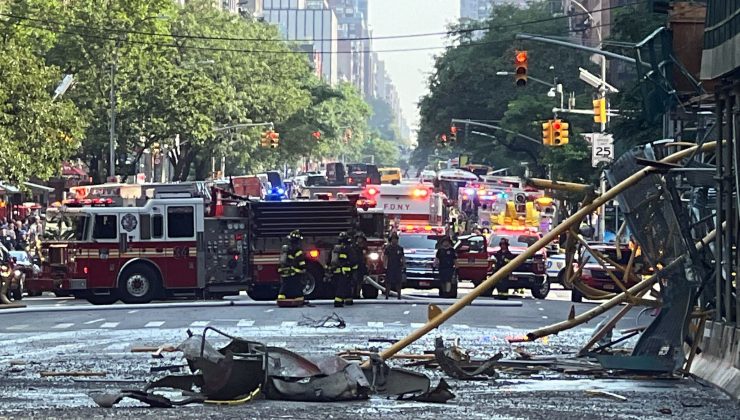 Manhattan’da gökdelendeki vinç alev aldı, yola düştü: 6 yaralı