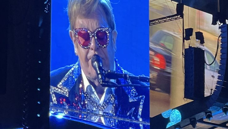 Elton John, veda turnesinde tarihe geçti