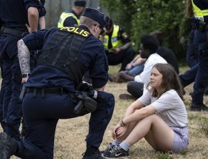 Aktivist Greta Thunberg, İsveç’te “polise itaatsizlik”ten hakim karşısına çıkacak