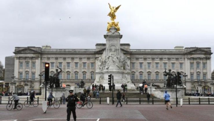 Buckingham Sarayı’nın kapısında kelepçeli eylem