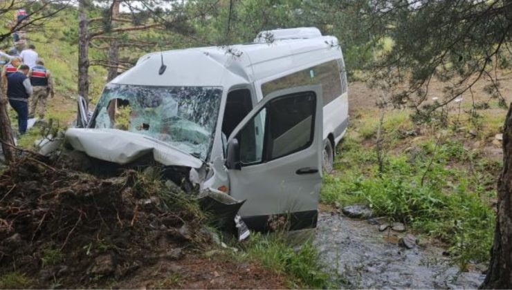 Minibüs şarampole devrildi: 4 ölü, 10 yaralı