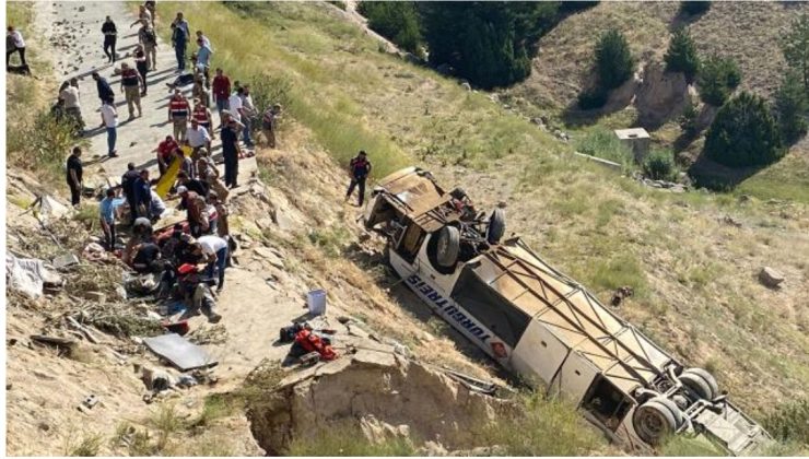 Yolcu otobüsü viyadükten düştü: Ölü ve yaralılar var