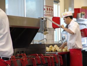 ABD’li burger zinciri, çalışanlarının maske takmasını yasakladı