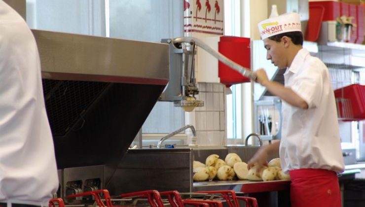 ABD’li burger zinciri, çalışanlarının maske takmasını yasakladı