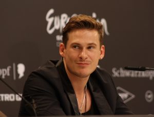 Blue grubunun solisti Lee Ryan THY uçağında olay çıkardı