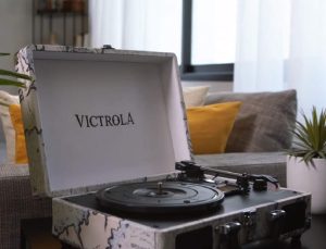 Victrola, pikaplarını geriye çağırdı