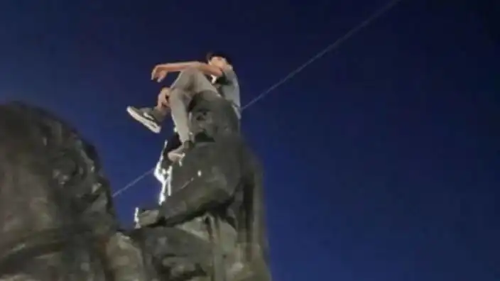 Atatürk heykelinin üzerine çıkan kişi gözaltına alındı