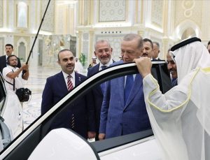 Cumhurbaşkanı Erdoğan BAE Devlet Başkanı Al Nahyan’a Togg hediye etti