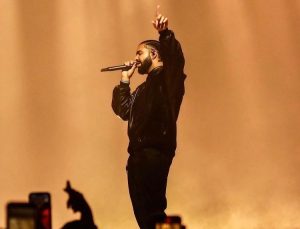 Drake’e sahnede telefon fırlatıldı