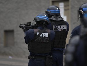 Fransa’daki protestolarda 1 kişi plastik mermiyle öldürüldü