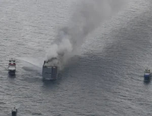 Kuzey Denizi’nde 3 bin otomobil taşıyan gemide yangın