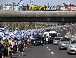 Yargı düzenlemesine karşı binlerce kişi Tel Aviv’den Batı Kudüs’e yürüyor