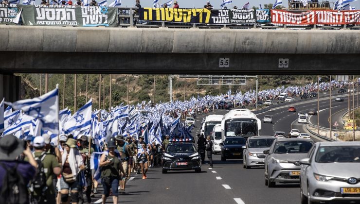 Yargı düzenlemesine karşı binlerce kişi Tel Aviv’den Batı Kudüs’e yürüyor