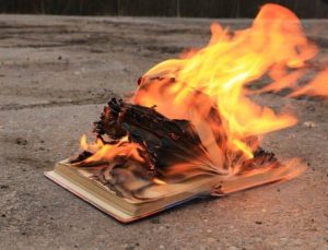 İsveç bu kez Tevrat ve İncil yakılmasını onayladı