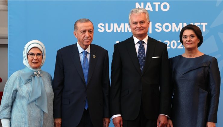 NATO liderleri ve eşleri akşam yemeğinde bir araya geldi