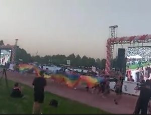 ODTÜ mezuniyetinde LGBT+İ bayrağı açıldı