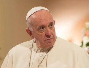 Papa, düzensiz göçmenlerin denizlerde can vermesinin “utanç verici” olduğunu söyledi