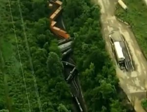 Pensilvanya’da tehlikeli madde taşıyan tren raydan çıktı  