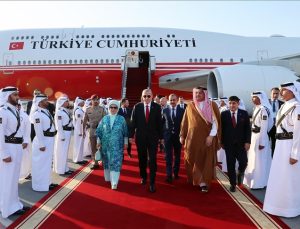 Cumhurbaşkanı Erdoğan Katar’da resmi törenle karşılandı