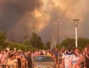 Rodos’ta orman yangını: 30 bin kişi tahliye edildi, uçuşlar iptal