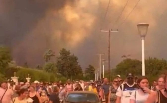 Rodos’ta orman yangını: 30 bin kişi tahliye edildi, uçuşlar iptal