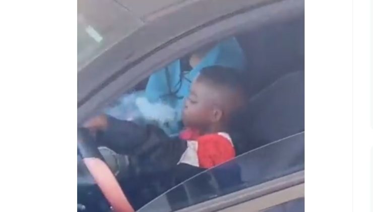 7 yaşlarında altında otomobil, elinde sigara…