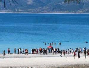 Salda Gölü’ne giren 13 yaşındaki çocuk boğuldu